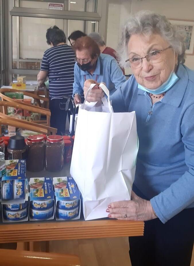 יום מעשים טובים בבית הורים ע"ש פנחס רוזן ברמת גן (צילום: באדיבות חברת מעונות הורים - דיור מוגן) יום מעשים טובים בבית הורים ע"ש פנחס רוזן ברמת גן