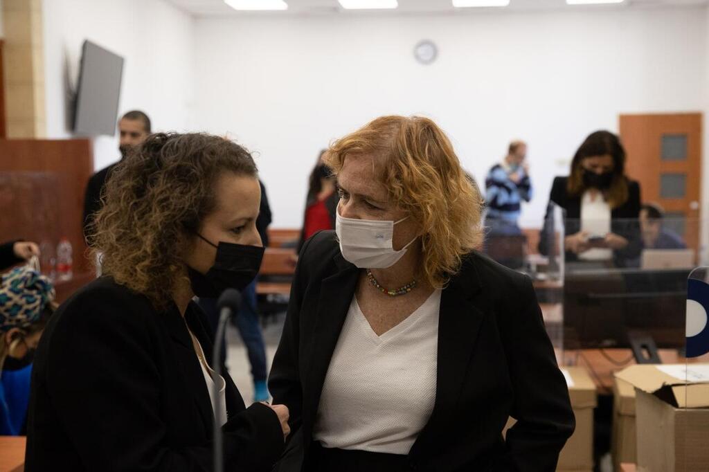 התובעות ליאת בן ארי ויהודית תירוש (צילום: אלכס קולומויסקי) פילבר בבית המשפט