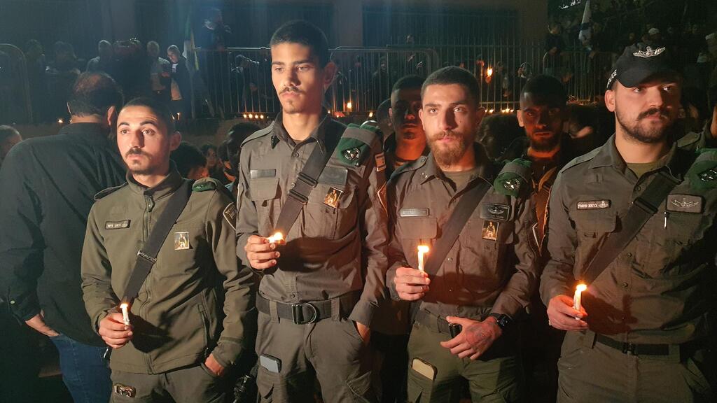 צילום: דניאל סלאמה חברים של יזן פלאח ז''ל מדליקים נרות לזכרו בעצרת שקטה בכפר סמיע