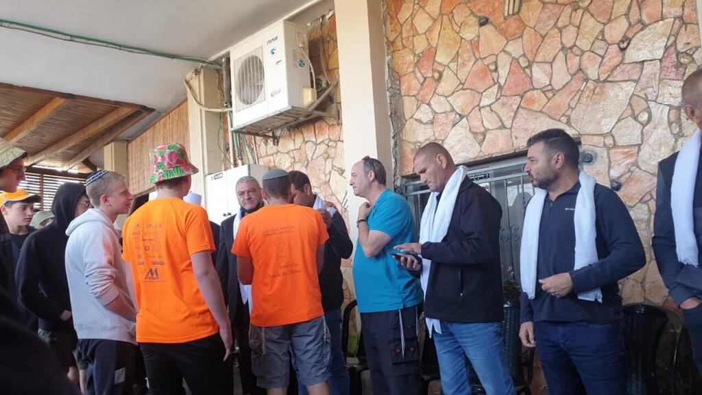התלמידים מאפרת בביקור הניחוים (צילום: תיכון אור תורה דרך אבות) תלמידי כיתה י' מתיכון אור תורה דרך אבות בביקור תנחומים בבית משפחתו של יזן פלאח ז''ל