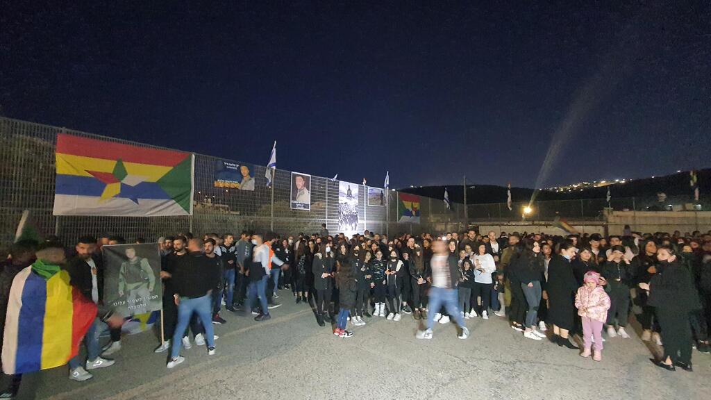 צילום: דניאל סלאמה חברים של יזן פלאח ז''ל מדליקים נרות לזכרו בעצרת שקטה בכפר סמיע