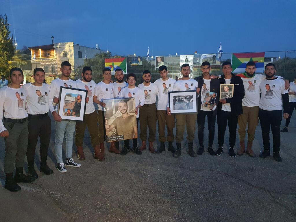 צילום: דניאל סלאמה חברים של יזן פלאח ז''ל מדליקים נרות לזכרו בעצרת שקטה בכפר סמיע
