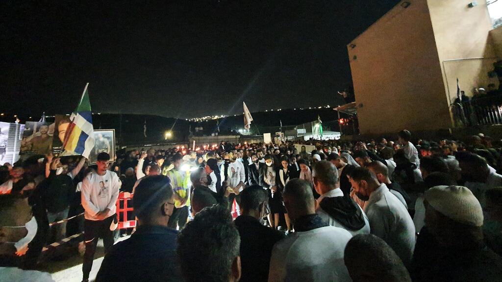 משתתפי העצרת לזכר יזן פלאח (צילום: דניאל סלאמה) חברים של יזן פלאח ז''ל מדליקים נרות לזכרו בעצרת שקטה בכפר סמיע