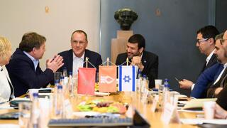 פסלו של דוד בן-גוריון צופה על משלחת אוניברסיטת מוחמד השישי במרוקו עם עמיתיהם מאוניברסיטת בן-גוריון בנגב