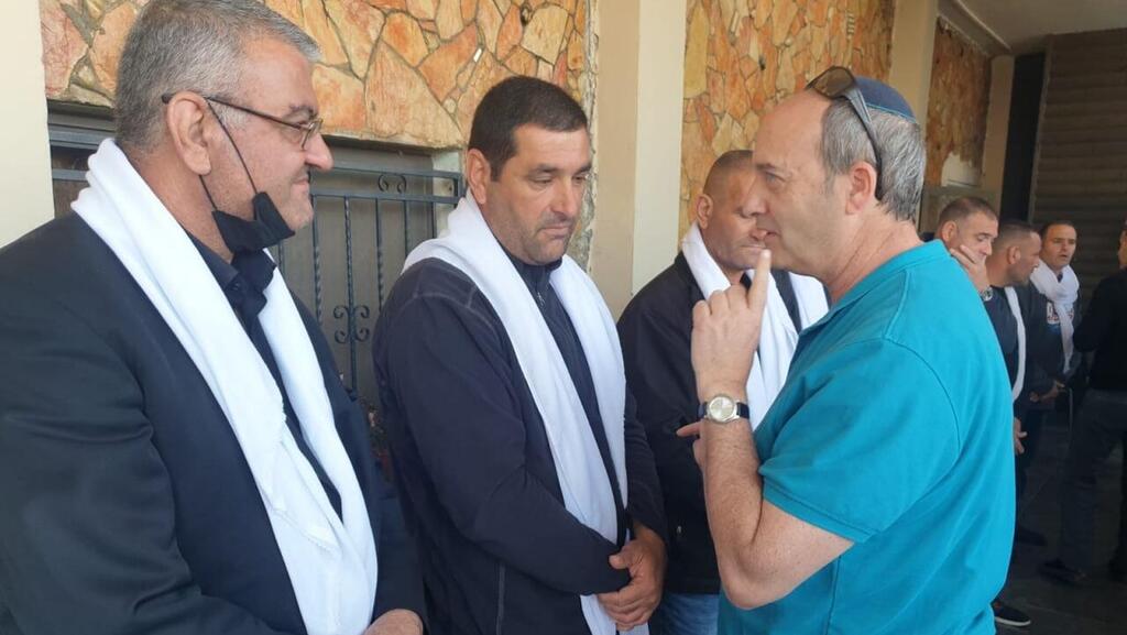 צילום: תיכון אור תורה דרך אבות תלמידי כיתה י' מתיכון אור תורה דרך אבות בביקור תנחומים בבית משפחתו של יזן פלאח ז''ל