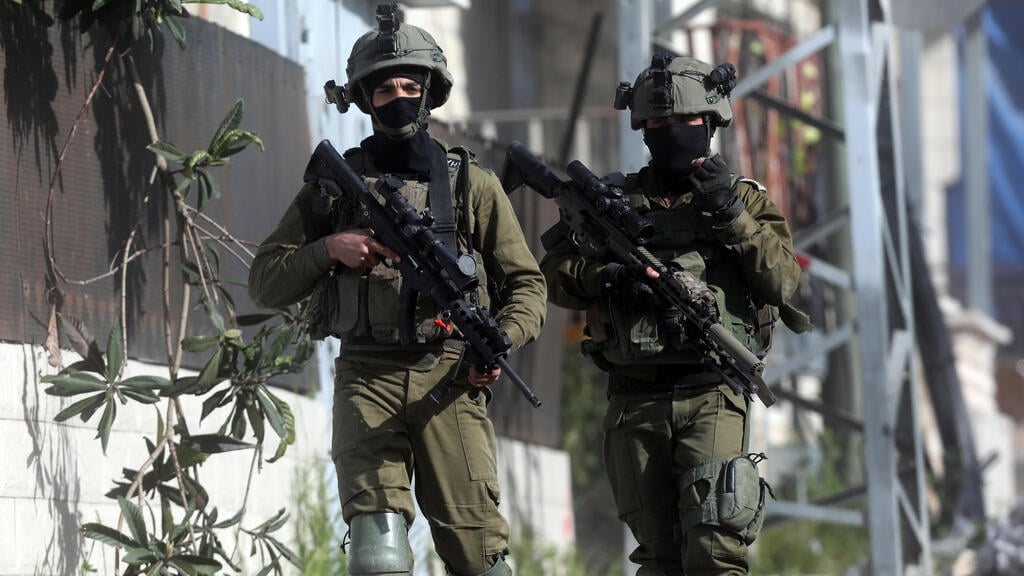 IDF snipers strategically stationed in Jenin on Thursday during a raid of the city (Photo: EPA) פלסטיני פצוע נפצע קשה ירי יריות ב מהלך חילופי אש ג'נין צה"ל פעולה צבאית שטחים