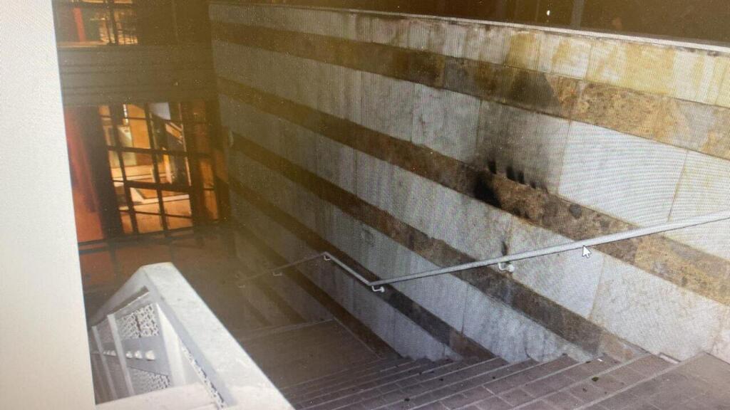 נזקי ניסיון ההצתה. צילום: דוברות המשטרה תמונת הכובע של החשוד