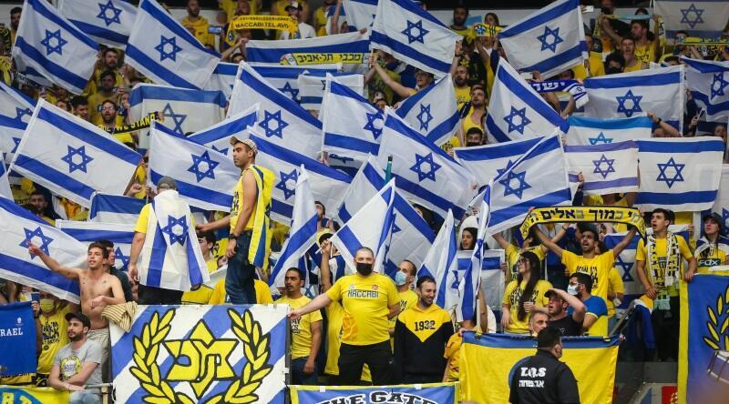 אוהדי מכבי תל אביב עם דגלי ישראל (איציק בלניצקי) אוהדי מכבי תל אביב עם דגלי ישראל