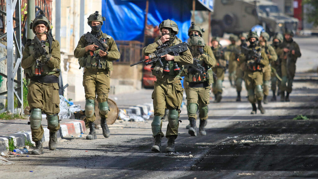 IDF forces in a counterterrorism sweep in the West Bank (Photo: AFP) פלסטיני פצוע נפצע קשה ירי יריות ב מהלך חילופי אש ג'נין צה"ל פעולה צבאית שטחים
