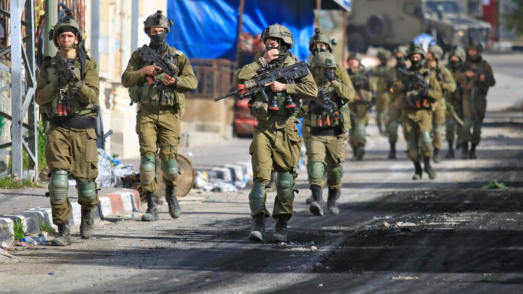 IDF ground forces in the streets of Jenin on Thursday (Photo: AFP) פלסטיני פצוע נפצע קשה ירי יריות ב מהלך חילופי אש ג'נין צה"ל פעולה צבאית שטחים