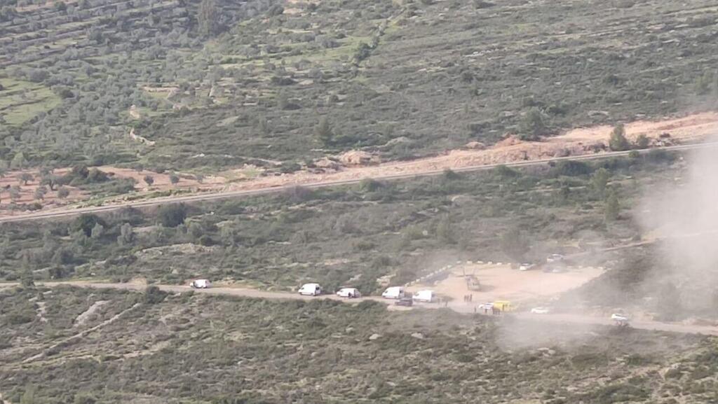 המסוק שפינה את הילדה לבית החולים, ליד כוחות ההצלה (צילום: תצפית) טרקטורון התהפך שטח פתוח סמוך לנחליאל חובשים ופראמדיקים מד"א בסיוע כוח רפואה של צה"ל, מעניקים טיפול רפואי ומפנים במסוק צבאי לבי"ח הדסה עין כרםילדה בת 4 מצב קשה ויציב, עם חבלה רב מערכתי