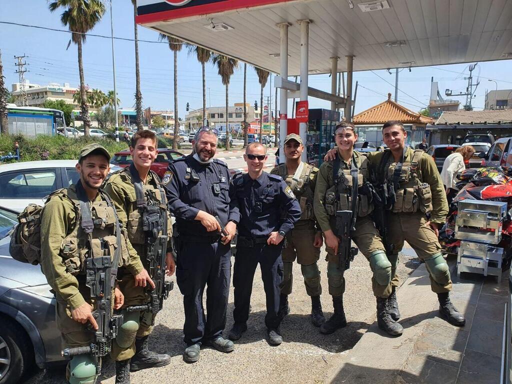 עם השוטרים. הלוחמים כפופים להם (צילום: דובר צה"ל) חיילי סיירת גולני מפטרלים בביג בעפולה