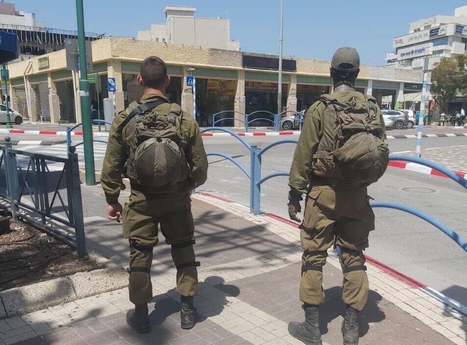 עם אפודים ומחסניות מלאות. לוחמי סיירת גולני בעפולה (צילום: דובר צה"ל) חיילי סיירת גולני מפטרלים בביג בעפולה
