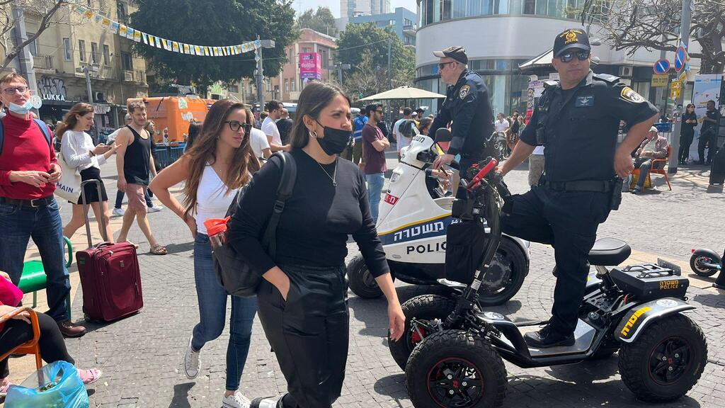 "תל אביב הייתה מלאה, זה סימן טוב". אבטחה בשוק הכרמל (צילום: גדי קבלו) אבטחה בשוק הכרמל תל אביב
