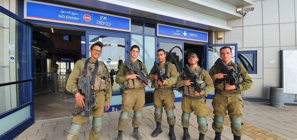 חיילי סיירת גולני בכניסה לרכבת בעפולה (צילום: דובר צה"ל) חיילי סיירת גולני מפטרלים בביג בעפולה