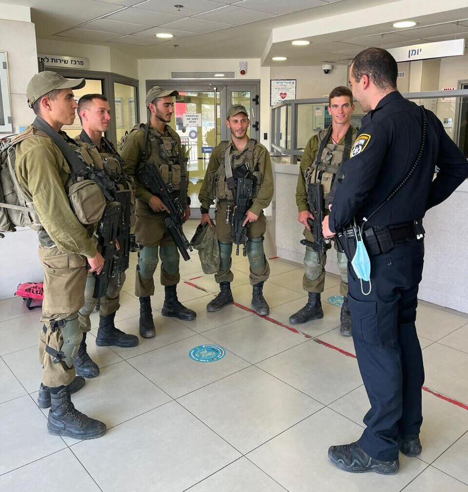 בתחנת המשטרה. השוטרים הם אלו שיוצרים קשר עם האזרחים (צילום: דובר צה"ל) חיילי סיירת גולני מפטרלים בביג בעפולה
