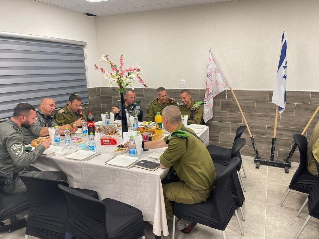 הרמטכ"ל בארוחת השבת באוגדת איו"ש הרמטכ"ל רא"ל אביב כוכבי העביר את ארוחת השבת באיו"ש, עם לוחמי הנח"ל, התותחנים ומג"ב