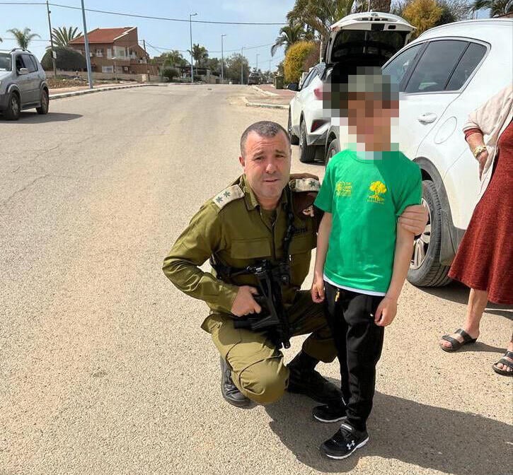 סמח"ט גולני סא"ל דוד אפללו עם הילד