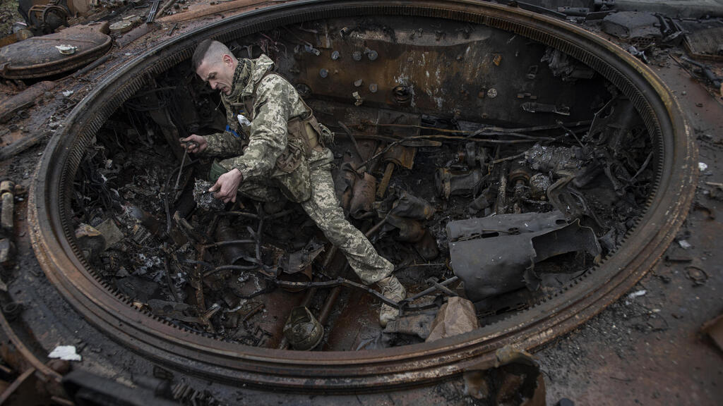 A Ukraine soldier inspects Russian armor after the invasion army withdrawal from the area of Kyiv (Photo: Getty Images) A Ukraine soldier inspects Russian armor after the invasion army withdrawal from the area of Kyiv