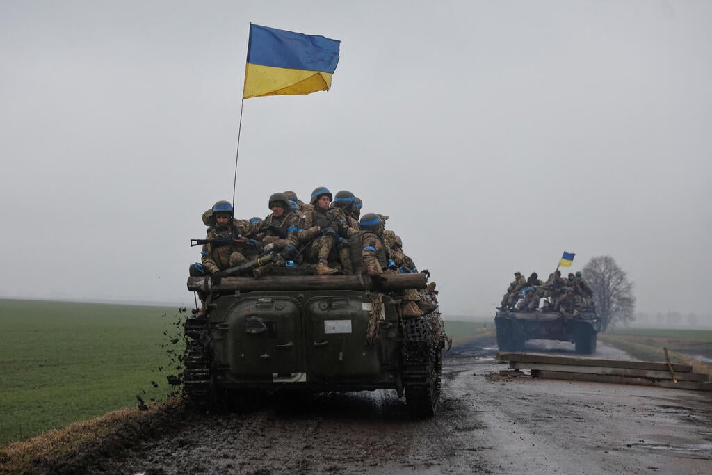 Ukrainian troops celebrate the liberation of the city of Chernihiv from Russian forces (Photo: Reuters) צ'רניהיב אוקראינה חיילים אוקראינים על משוריין