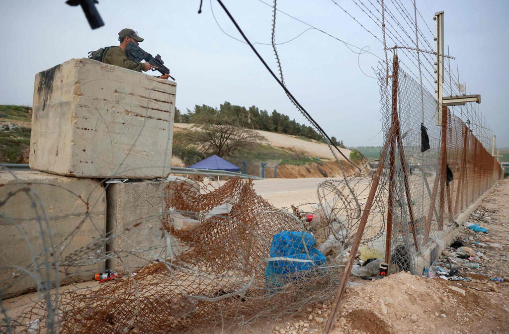 כוחות צה"ל ליד פרצה ב גדר ליד חברון