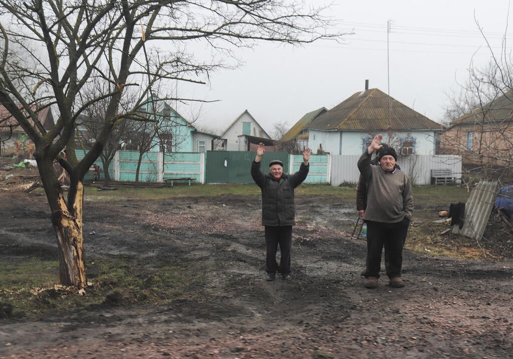 Ukrainian civilians in a village near Ukraine (Photo: EPA) כפר ליד קייב אוקראינה תושבים מריעים ל חיילים אוקראינים