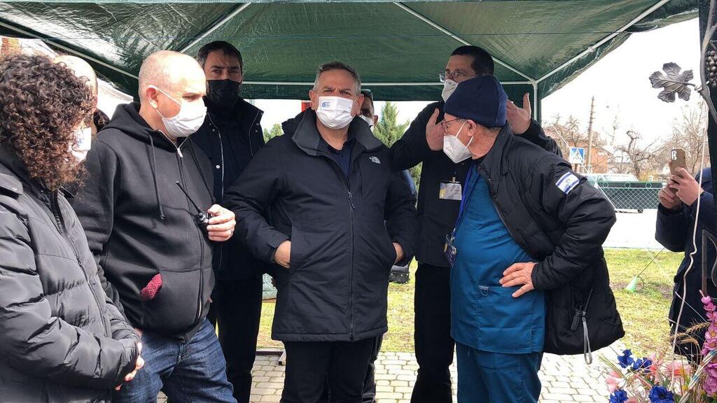 צילום: שרון יניב ניצן הורוביץ בביקור בבית החולים שדה באוקראינה