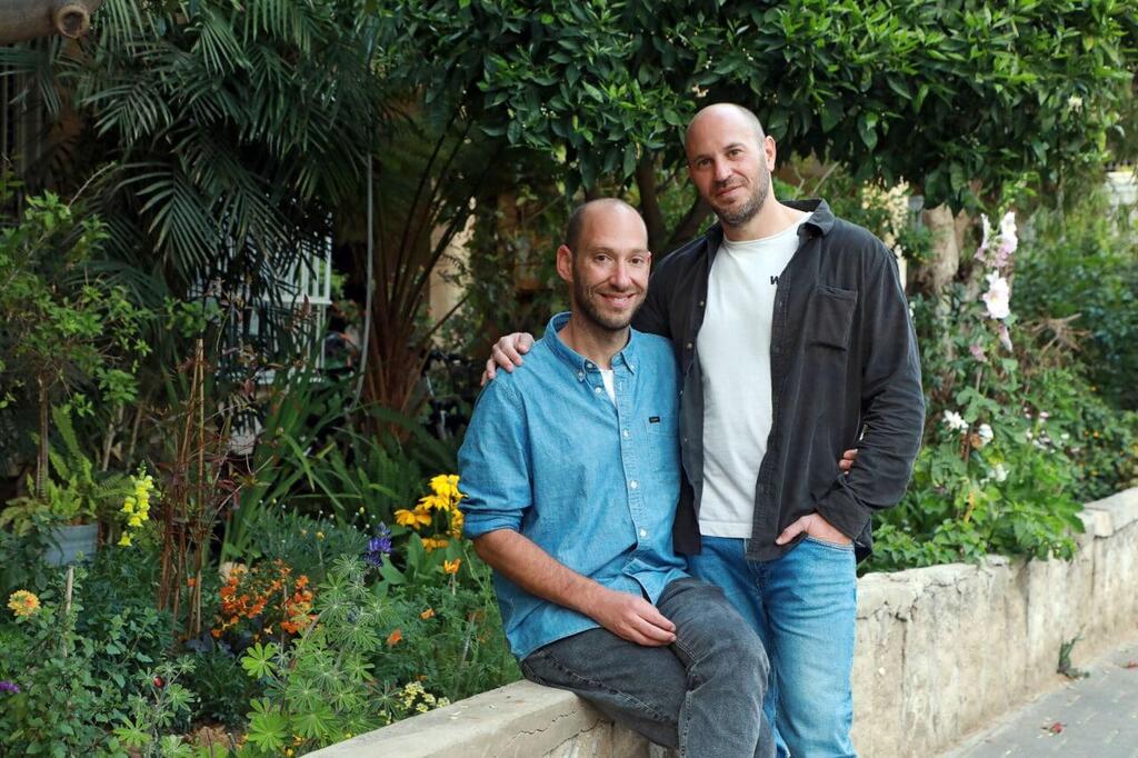 יגאל יערן ואסף גרינוולד - מהזוגות הראשונים של גייז שיעשו פונדקאות בארץ (צילום: דנה קופל) יגאל יערן ואסף גרינוולד - אחד הזוגות הראשונים של גייז שיעשו פונדקאות בארץ