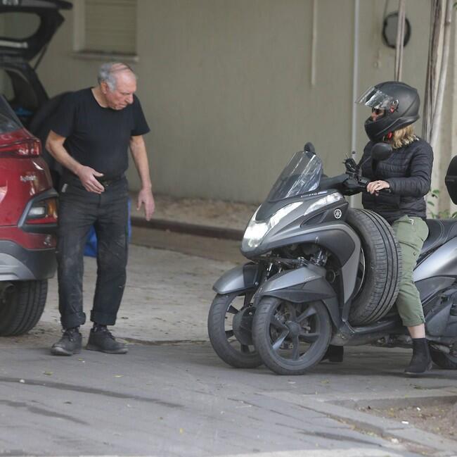 נוסעת למוסך הקרוב (צילום: מוטי לבטון) נוסעת למוסך הקרוב