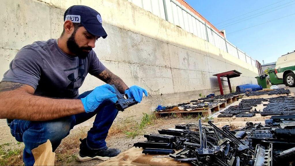 Illegal weapons seized in the Negev (Photo: Roee Idan) הנשק הלא חוקי שנתפס בלקיה