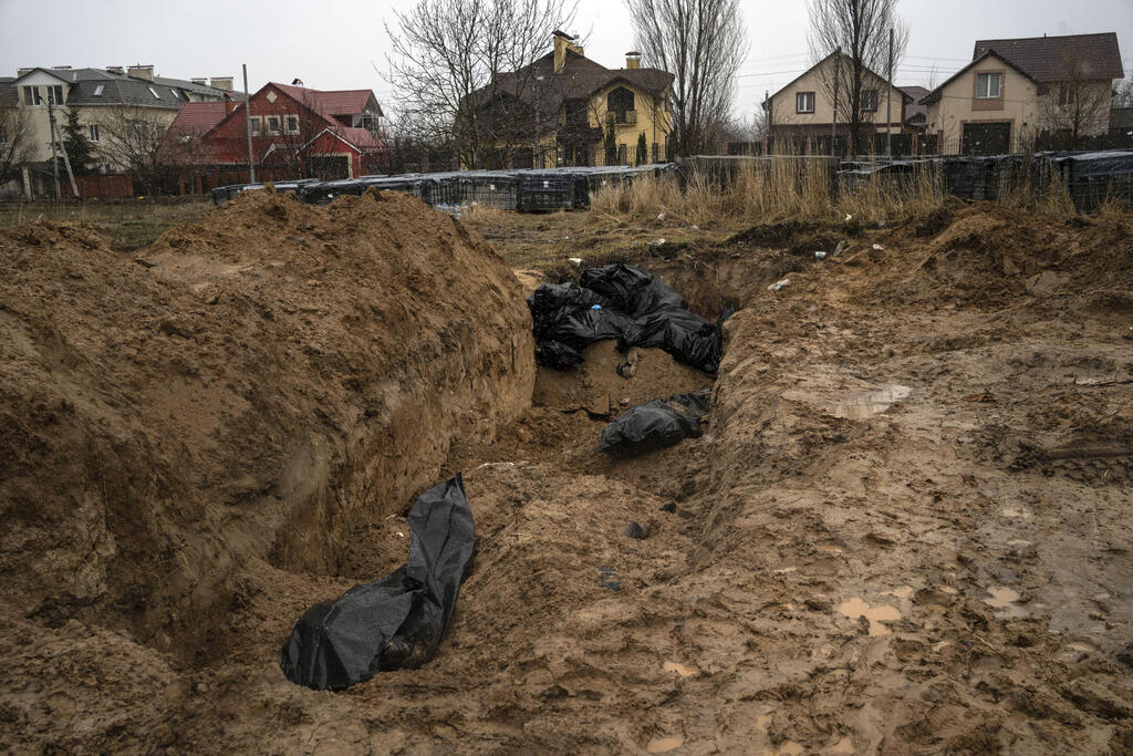 Bodies lie in shallow mass grave in Bucha (Photo: AP) Bodies lie in shallow mass grave in Bucha