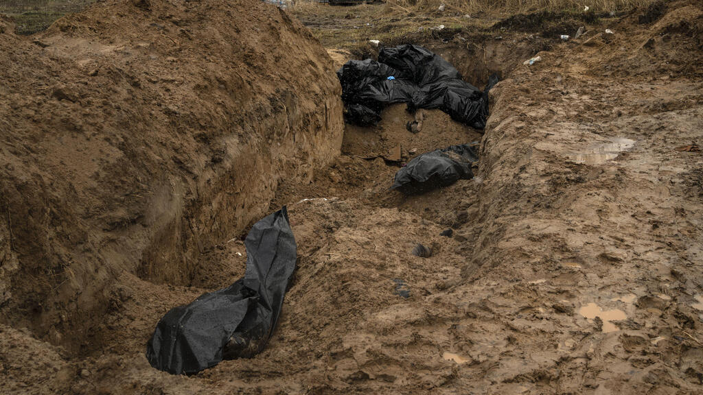 Bodies lie in shallow mass grave in Bucha 