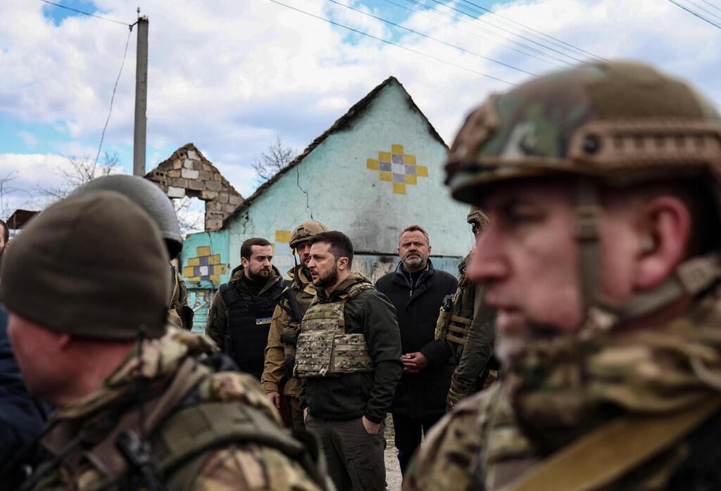 Ukrainian President Volodymyr Zelensky in Bucha (Photo: AFP) זלנסקי בביקור בבוצ'ה
