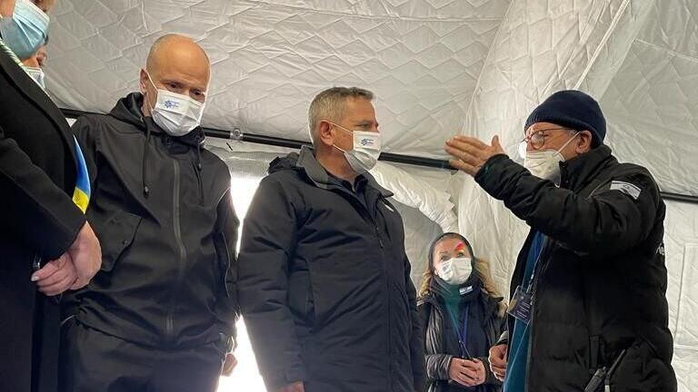 צילום: שרון יניב ניצן הורוביץ בביקור בבית החולים שדה באוקראינה
