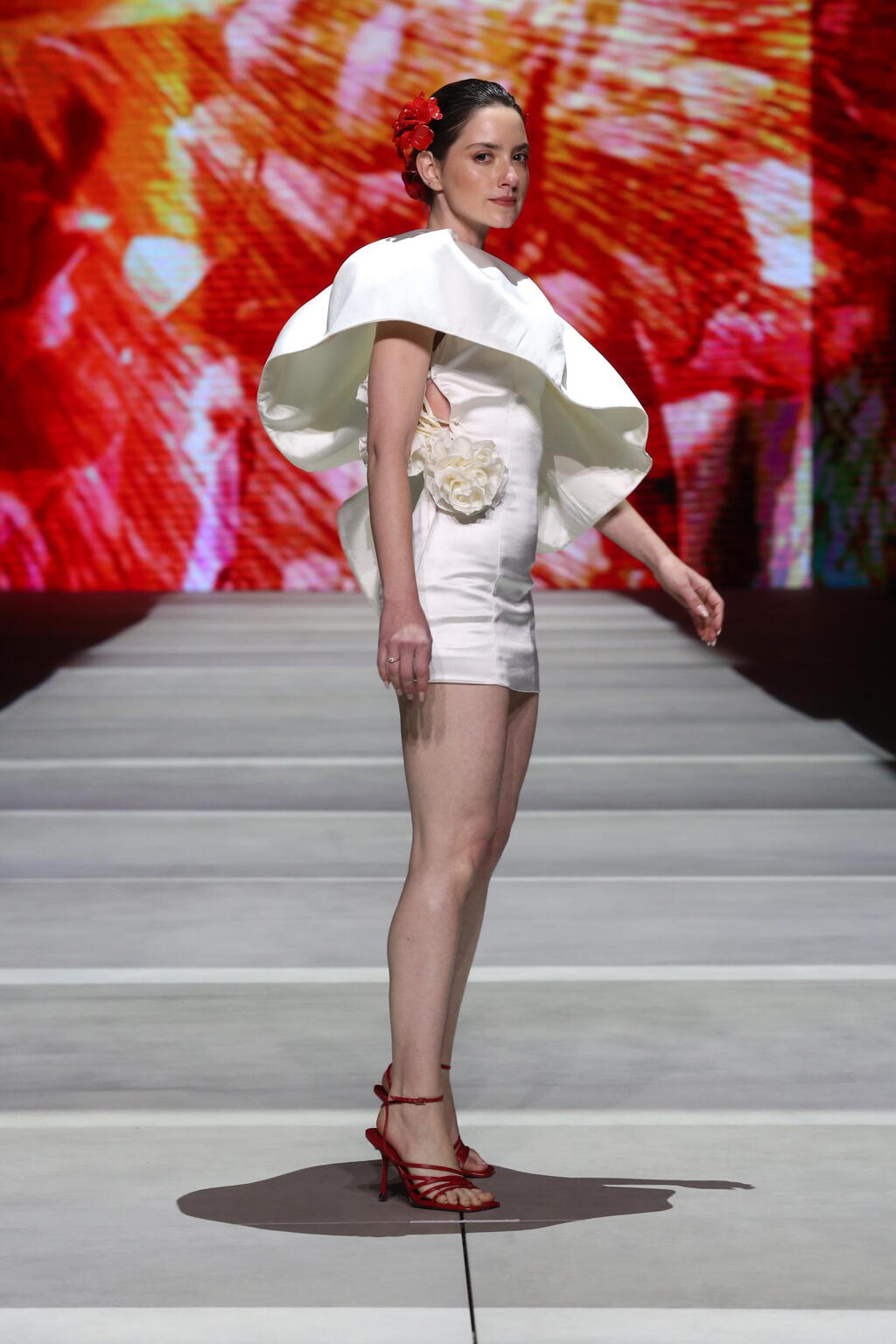 אליאנה תדהר סוגרת את התצוגה של עידן לרוס בשבוע האופנה קורנית תל אביב 2022