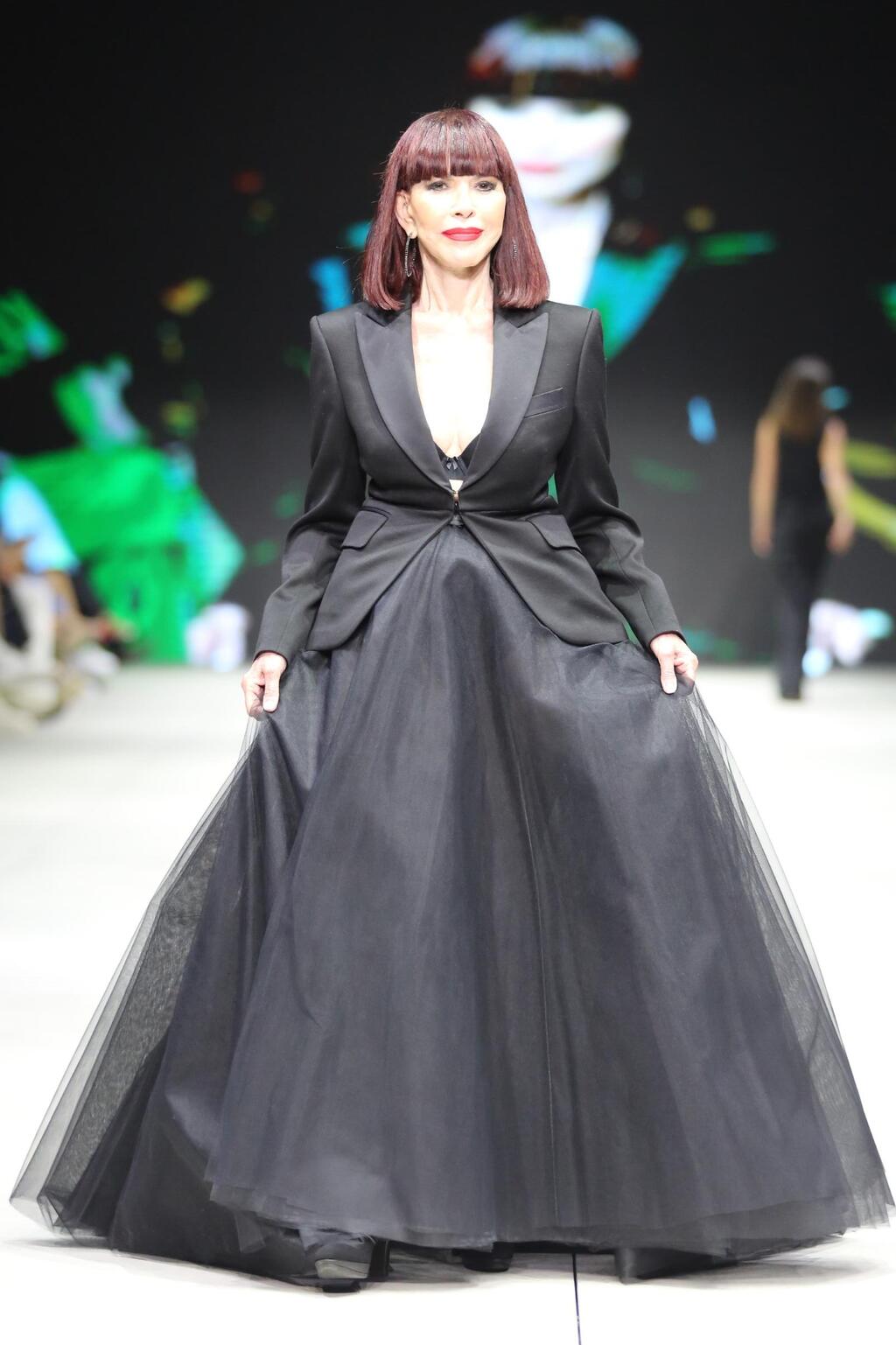 רות עמית סוגרת את התצוגה של שי שלום בשבוע האופנה קורנית תל אביב 2022