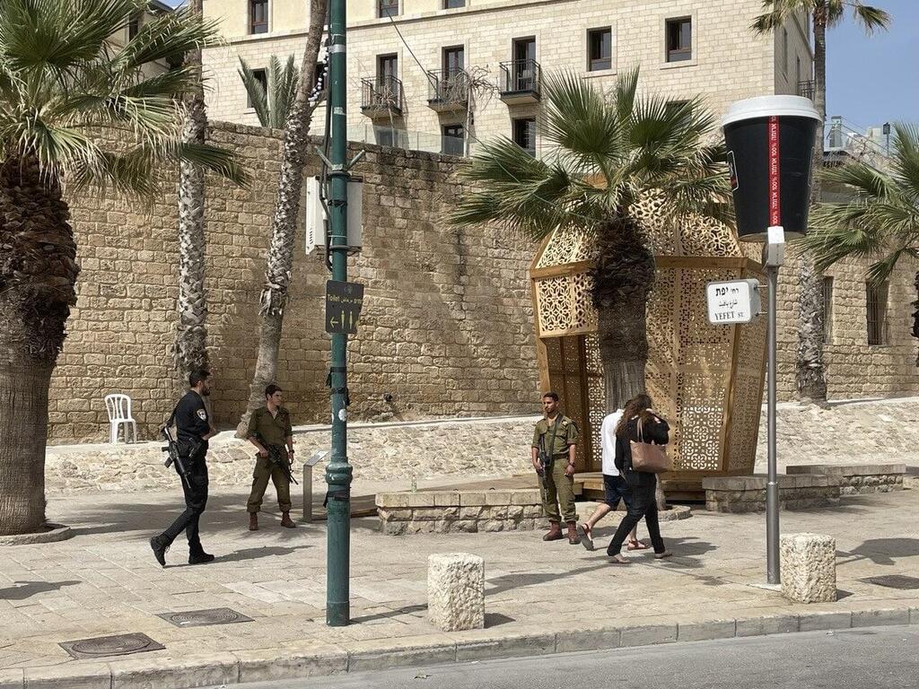 חיילים בפטרול בכיכר השעון ביפו. "בזמן הקרוב אנחנו נמצאים בשגרה דרוכה" (צילום: מאיר תורג'מן) חיילים בפטרול ברחובות יפו
