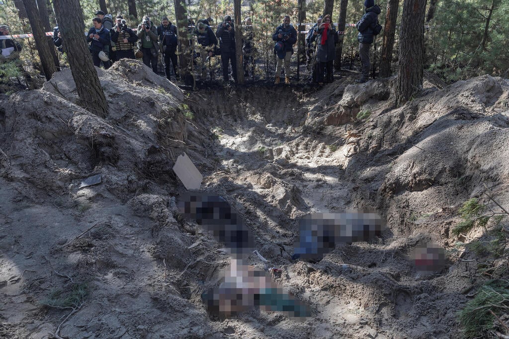 Mass grave in Motigin, a village nearby Bucha (Photo: Reuters) גופות בקבר אחים במוטיז'ין
