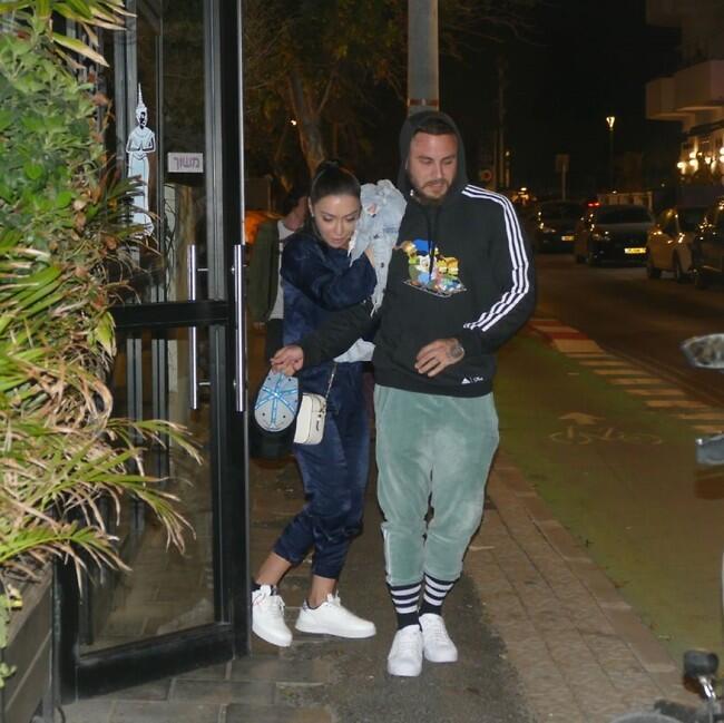 זה הכי צמוד שראינו אותו עם בחורה בזמן האחרון. טום אביב ואלמונית (צילום: אמיר מאירי) זה הכי צמוד שראינו אותו עם בחורה בזמן האחרון. טום אביב ואלמונית