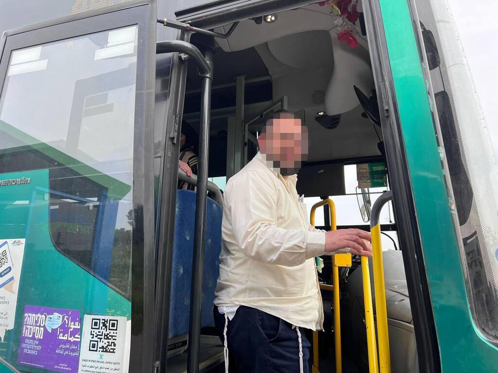 נהג האוטובוס שהציל את הנהגת שנחנקה בכביש (צילום: ישי סלומון ) נהג האוטובוס