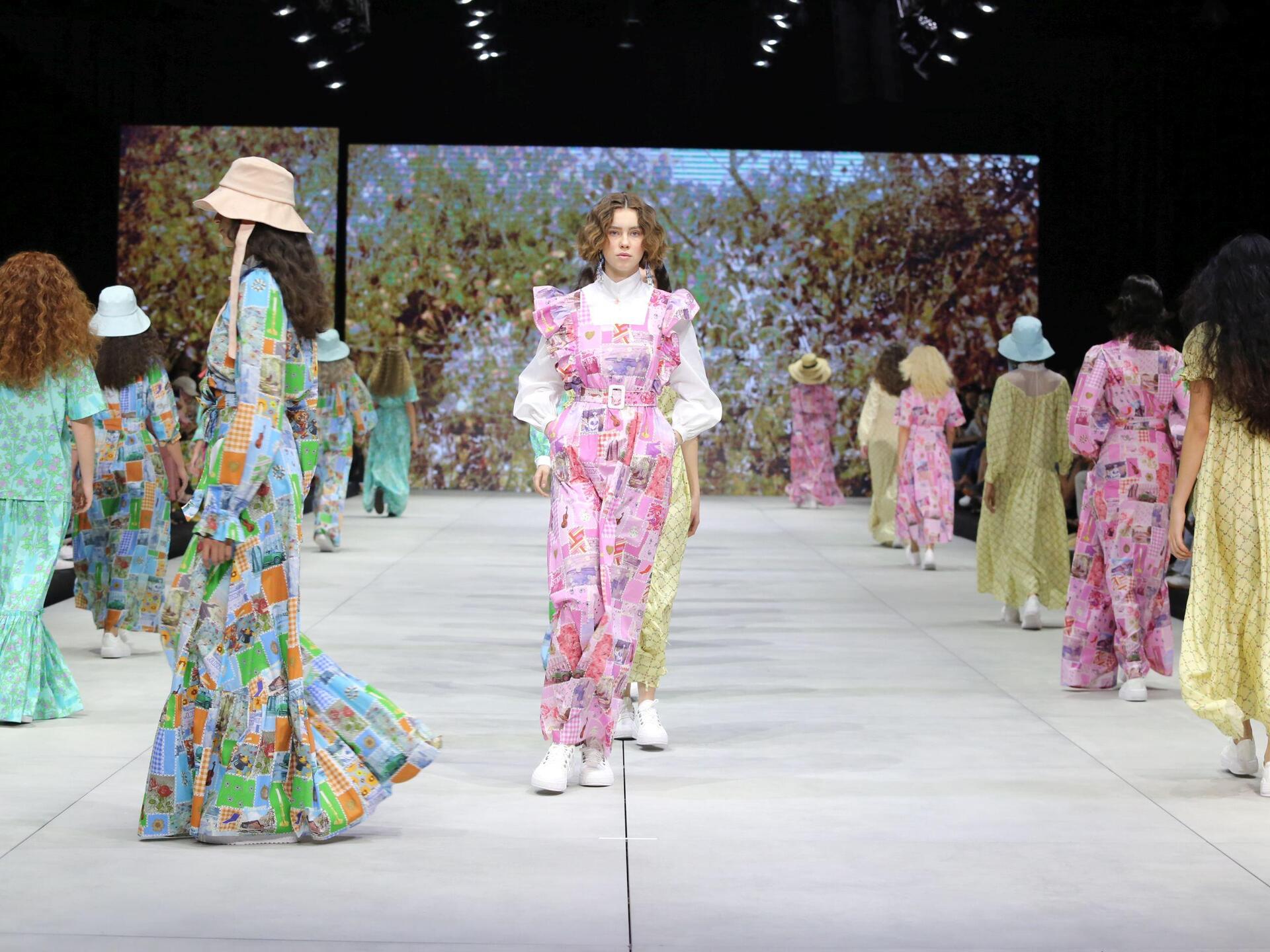 התצוגה של NANIG בעיצוב שיר גולדשטיין בשבוע האופנה קורנית תל אביב 2022