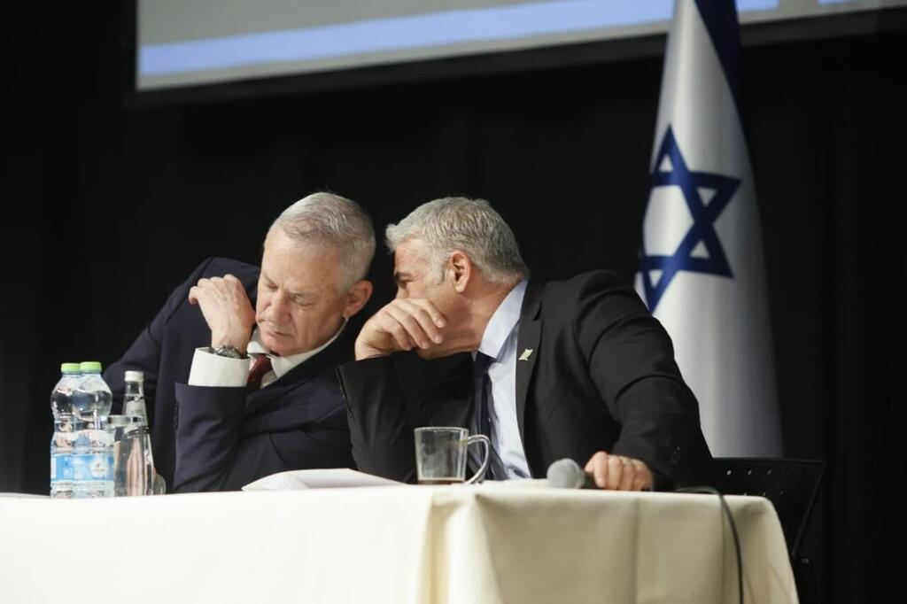 גנץ ולפיד בתדרוך (צילום: סיון שחור ענבה, לע"מ) גנץ ולפיד בתדרוך