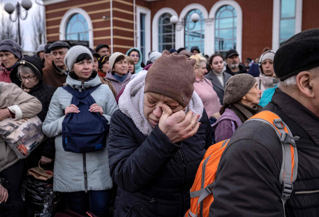 Ukrainian refugees escaping Kramatorsk by train (Photo: AFP) אנשים עולים ל רכבת עוזבים את העיר קראמטורסק מחוז דונייצק חבל דונבאס מזרח אוקראינה פליטים