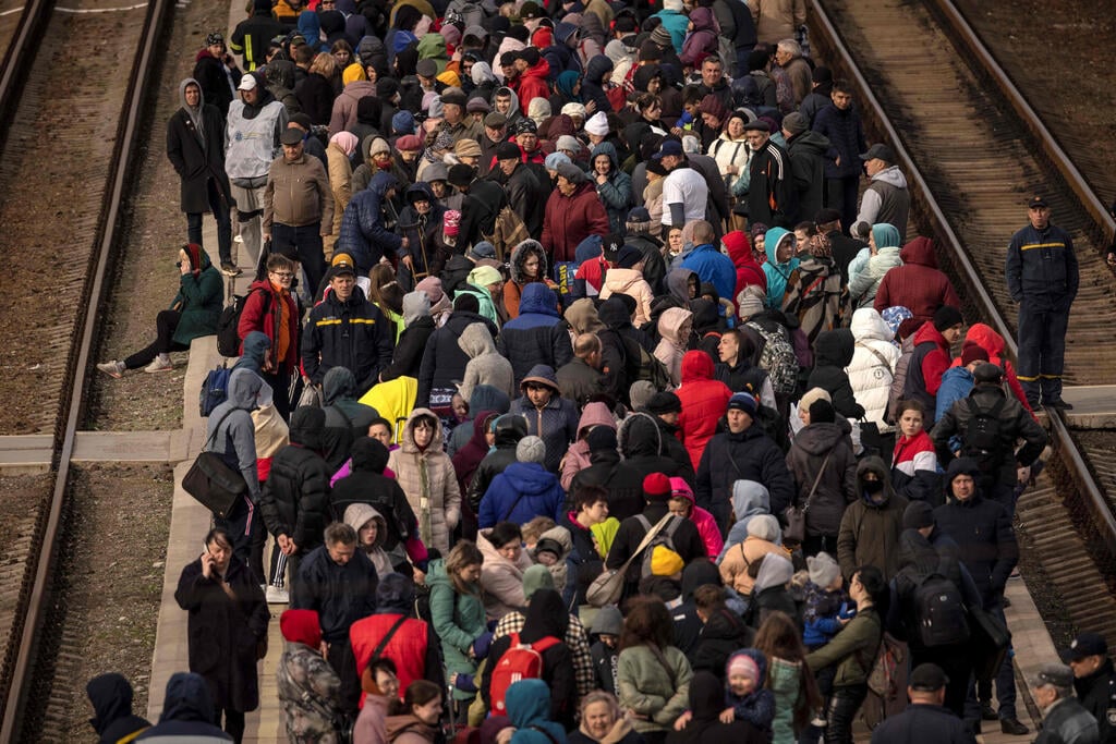 Ukrainians refugees escaping Kramatorsk through trains (Photo: AFP) אנשים עולים ל רכבת עוזבים את העיר קראמטורסק מחוז דונייצק חבל דונבאס מזרח אוקראינה פליטים