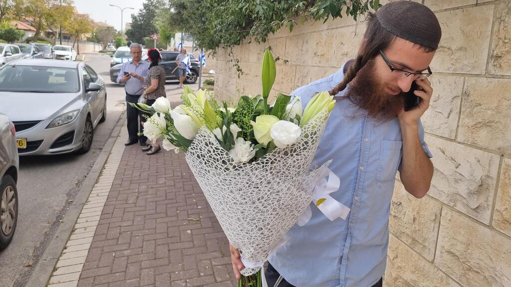Right-wing activists outside Idit Silman's home, after her resignation (Photo: Shaul Golan) פעילי ימין מחוץ לביתה של עידית סילמן