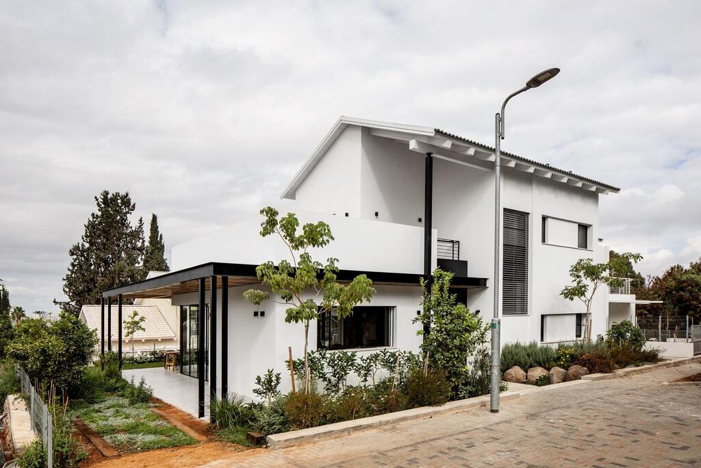 הפרגולה מקיפה את הבית ומצילה על כל שבילי הגישה (צילום: איתי בנית) קיבוץ נחשונים