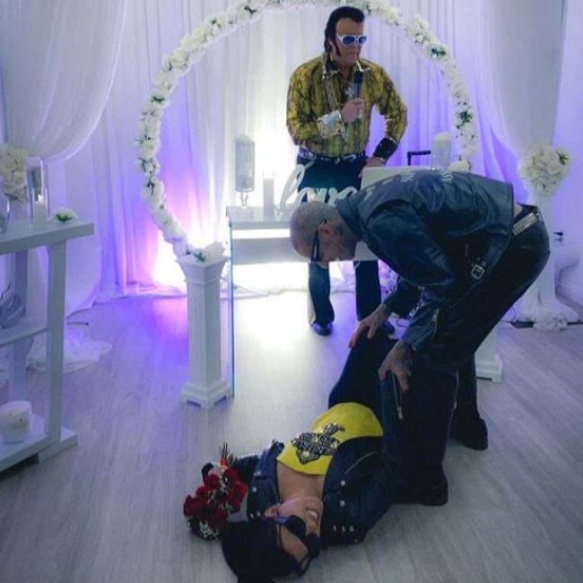חתן וכלה. קורטני קרדשיאן וטראוויס ברקר