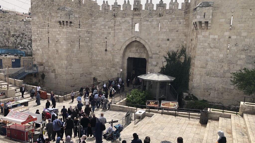 Jerusalem's Damascus Gate (Photo: Gil Yochanan) מתפללים נכנסים לשער שכם לכיוון מתחם הר הבית