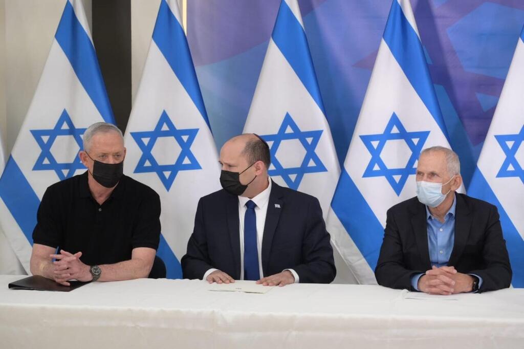 Defense Minister Benny Gantz, Bennett and Public Security Minister Omer Barlev (Photo: GPO) בנט, גנץ ובר לב בהצהרות בעקבות הפיגוע בדיזנגוף