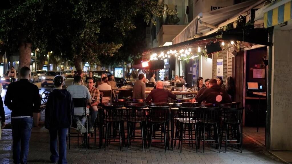 יושבים באחד הברים בדיזנגוף, אמש (צילום: טל שמעוני) לאחר הפיגוע - חזרנו לזירה בדיזנגוף, תל אביב